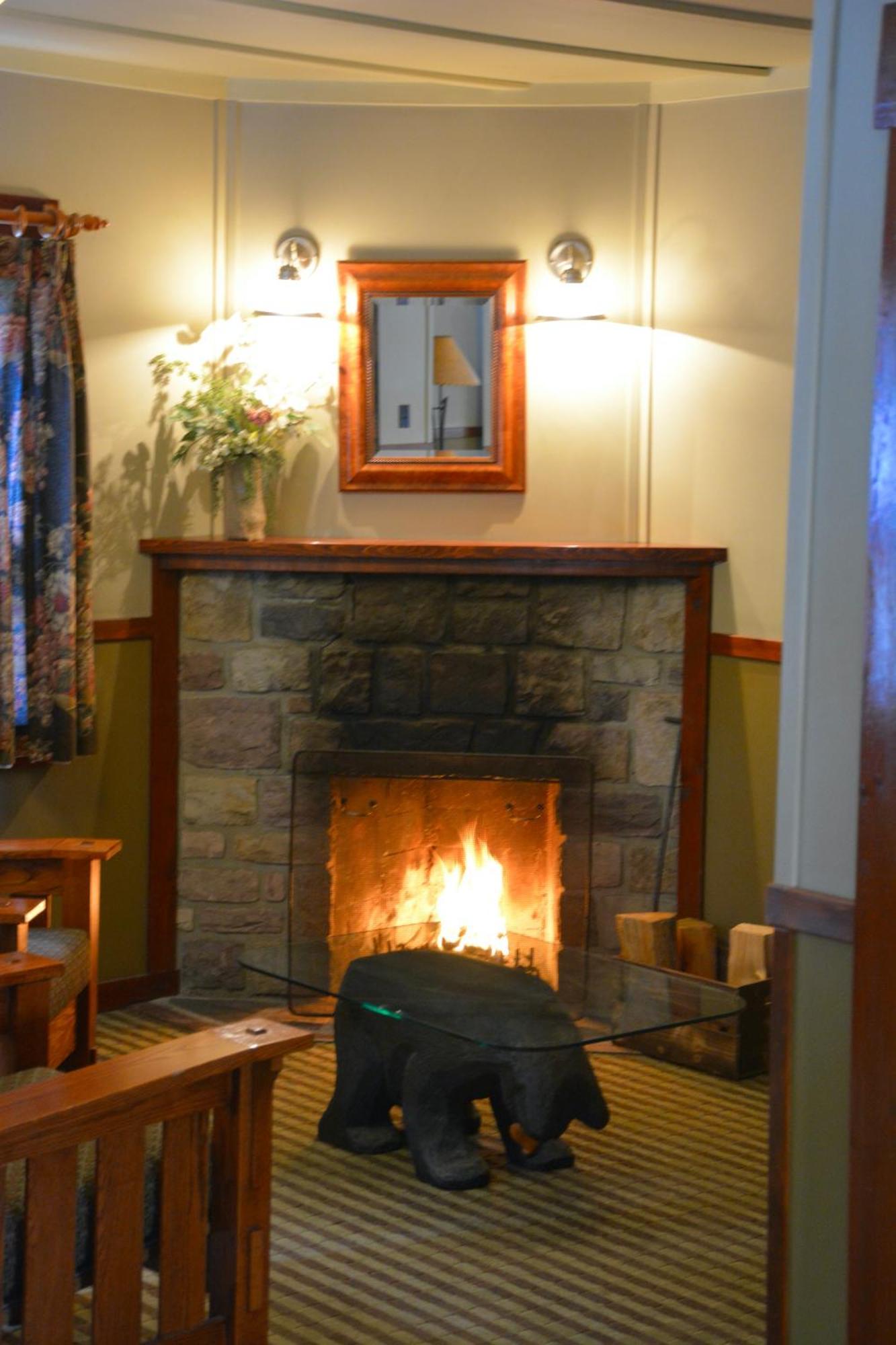 Johnston Canyon Lodge & Bungalows แคสเซิลจังก์ชัน ภายนอก รูปภาพ