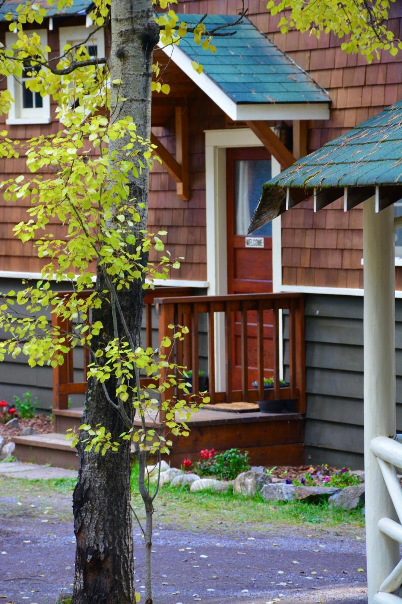 Johnston Canyon Lodge & Bungalows แคสเซิลจังก์ชัน ภายนอก รูปภาพ
